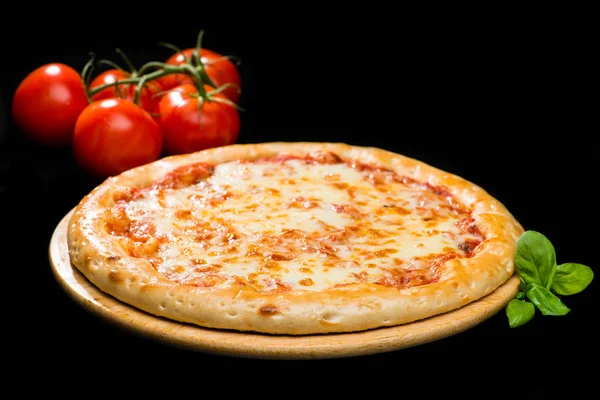 Selektywny fokus na klasyczny włoski ser świeży pizza na drewniane — Zdjęcie stockowe