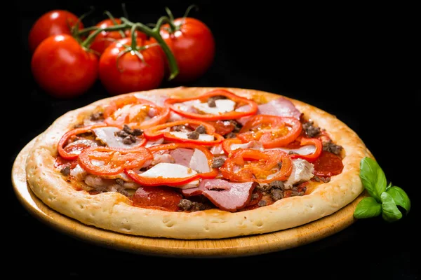 Selektywny fokus na apetyczne włoskiej pizzy z szynką, sau pomidor — Zdjęcie stockowe