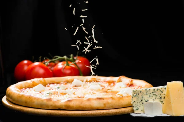 Selektywny fokus na apetyczne włoski ser do pizzy z mozzarel — Zdjęcie stockowe