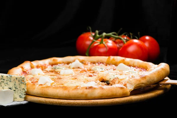 Selektywny fokus na plasterkach kawałek piz apetyczny włoski ser — Zdjęcie stockowe
