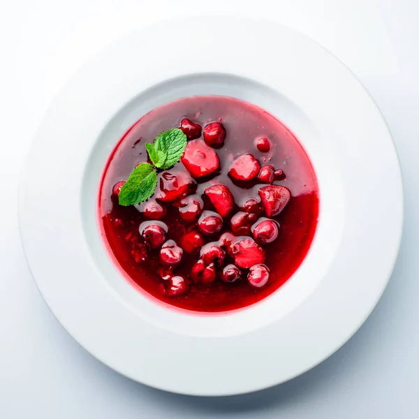 클래식 이탈리아 음식입니다. 아름 답게 장식 플레이트 strawberr — 스톡 사진