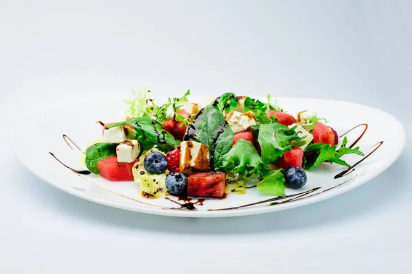 Clássico italiano verão deliciosa salada fresca com melancia, ch — Fotografia de Stock