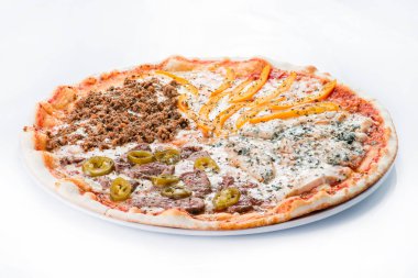 Et pizza tavuk, sığır eti, kıyılmış et ve tatlı biber ile bir