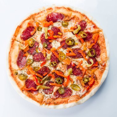 Sucuklu ve peynirli baharatlı İtalyan pizza. Üstten görünüm