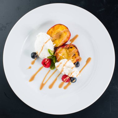 Restoran tatlı menüsü için. Vanilyalı dondurma ile meyve ve c