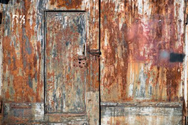 aşınmış paslı metal geçit ile güvenlik asma kilit kilitli Rust