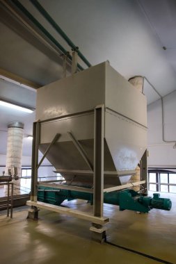 Birahane, modern iç malt bira fabrikası'nda taşlama tank