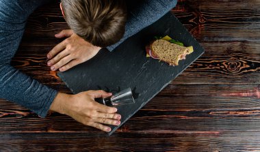 Barda sarhoş adamla depresif uyku