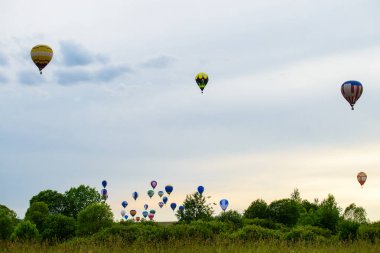 Renkli sıcak hava balonları alan ve göl üzerinde summ üzerinde uçan