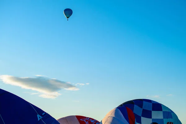 Parlak mavi sıcak hava balonu mavi Berrak gökyüzü karşı — Stok fotoğraf