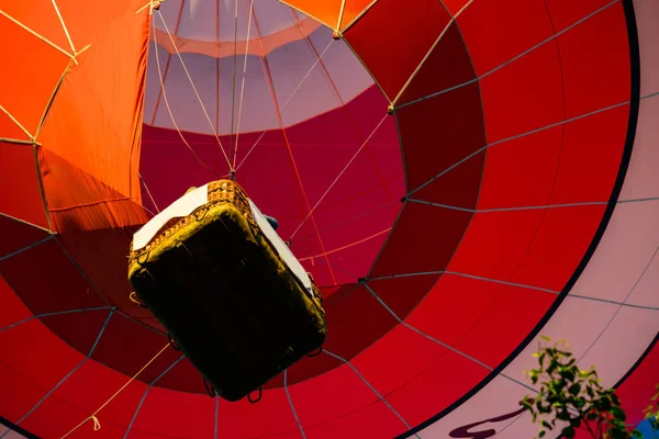 Flygande ljusa röd luftballong — Stockfoto
