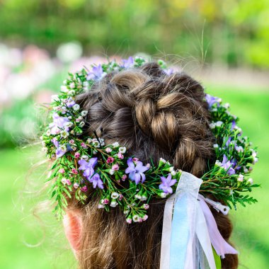 İnanılmaz nazik çiçek çelenk, clo ile tanımlanamayan Genç gelin