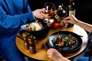 Kimliği belirsiz iki romantik akşam yemeği sırasında zaman zevk 