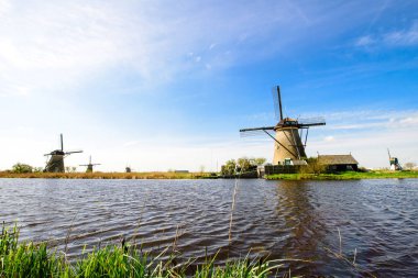 İçinde belgili tanımlık Netherlands seyahat. Geleneksel Hollanda - doğal'daki yel değirmenleri - ünlü turistik sitesinde güneşli bahar günü