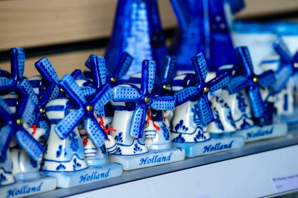 Holländische blaue kleine Windmühlen Souvenirs. Symbol der Niederlande, sel — Stockfoto