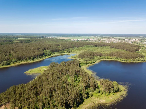 Красивый вид с воздуха на голубые озера и лес Беларусь — стоковое фото