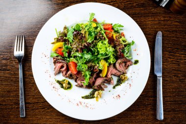İştah açıcı et yemek WHI içinde marul ve domates ile servis