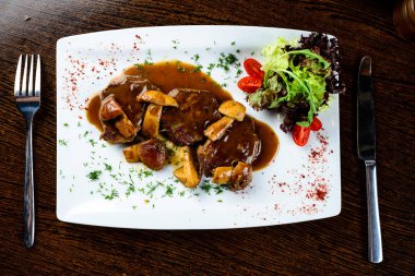 İştah açıcı mantar sosu, domates ve pa ile servis içinde pişmiş