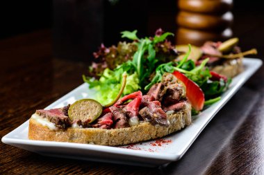 Lezzetli yemek. S ile sulu et dilimleri ile taze ekmek servis