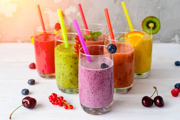 新鲜水果在玻璃上的果汁, 健康的食物 — 图库照片