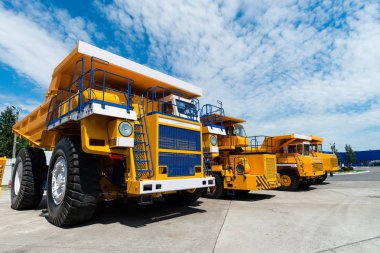 test kariyer damperli kamyon güneşli bir günde,