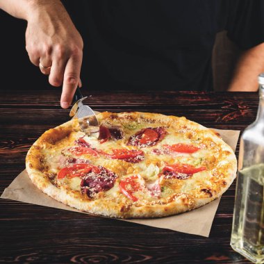 Mens eller pizza parçalar halinde kesin.