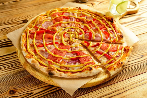 Pyszne pizzy margherita serwowane na drewnianej tablicy — Zdjęcie stockowe