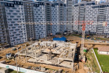 Etkin bir şehir merkezi şantiye havadan görünümü.