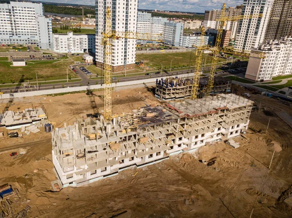 Építkezés, épület és a daru. Légi drone megtekintése — Stock Fotó