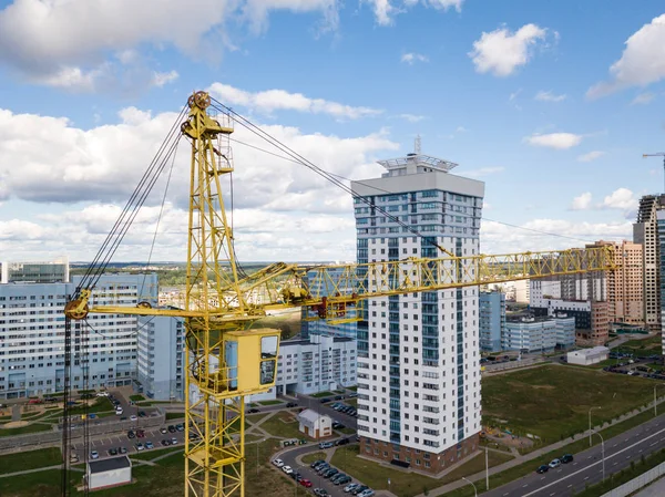 Vue aérienne du drone Gros plan des grues sur le chantier de construction contre le ciel bleu — Photo