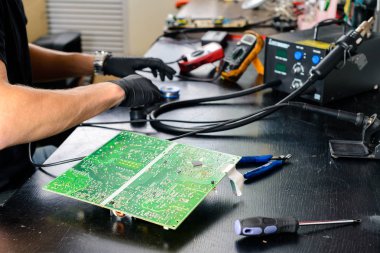 PC parçalarını tamir eden karmaşık bilgisayar onarım geliştiricileri