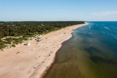Bir sıcak güneşli gün plajda soğuk Litvanya Baltık Denizi kıyılarının havadan görünümü