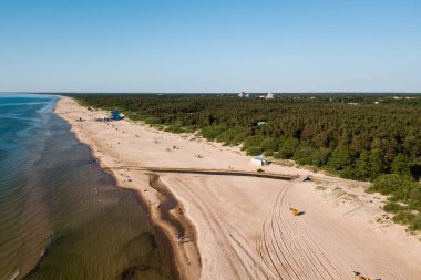 Bir sıcak güneşli gün plajda soğuk Litvanya Baltık Denizi kıyılarının havadan görünümü