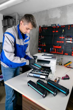 Ana profesyonel atölye lazer yazıcı kartuşları yenilenir. uzman tamirci hizmet veya lazer yazıcı tamir