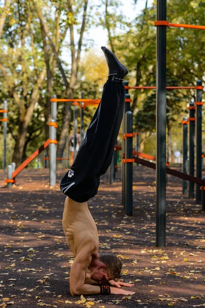 Uomo atletico o ragazzo con allenamento muscolare del corpo sullo stadio all'aperto. attività estiva e sport. stile di vita sano — Foto Stock