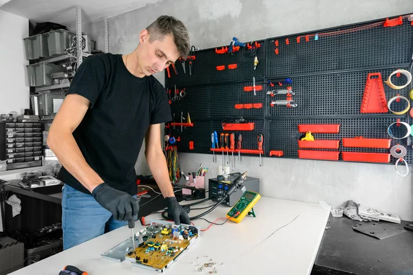 service for repair and maintenance of electronic equipment. Master repairs the equipment in the workshop