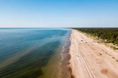 Bir sıcak güneşli gün plajda soğuk Litvanya Baltık Denizi kıyılarının havadan görünümü