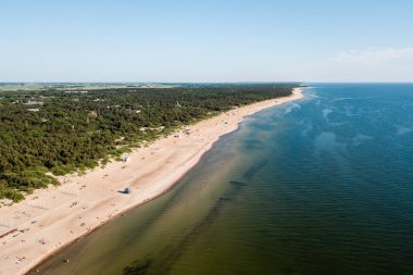 Bir sıcak güneşli gün plajda soğuk Litvanya Baltık Denizi kıyılarının havadan görünümü