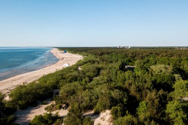 Bir sıcak güneşli gün plajda soğuk Litvanya Baltık Denizi kıyılarının havadan görünümü