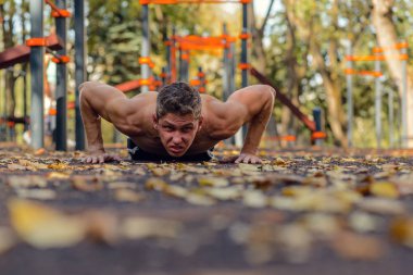 Spor adama sokakta Bahçesi spor ve şınav yerden meşgul. Spor ve sağlıklı yaşam tarzı.