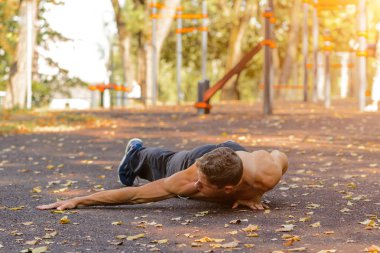 Spor. Şınav yapan genç atletik erkek. Kaslı ve güçlü adam egzersiz.
