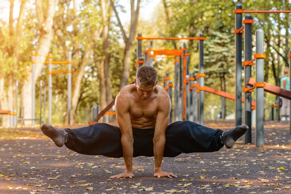 Rozciąganie Treningu Lekkoatletycznego Mężczyzna Czy Facet Treningiem Mięśni Ciała Zewnątrz — Zdjęcie stockowe