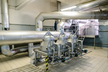 Modern brewery bira ve alkol üretimi için makine araçları. Çelik fıçılar veya tank ve Paslanmaz boru.