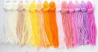 çok renkli yün konu, palet için renk seçimi, halı üzerinde vitrin örnekleri