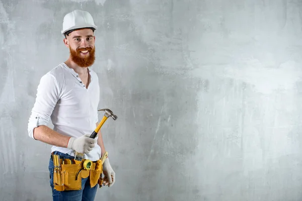 建筑工人工程师很高兴和微笑 在混凝土墙上的文本空间 工人在室内建设的工业概念 — 图库照片