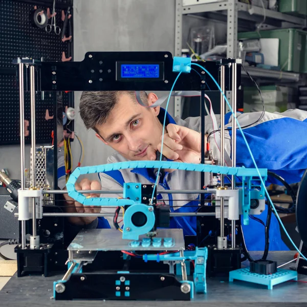 Jovem Engenheiro Design Usando Uma Impressora Laboratório Tecnologia Conceito Inovação — Fotografia de Stock