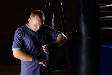 Hazırlık mücadele. Boksör savaşmaya hazır, ellerini kaydırma