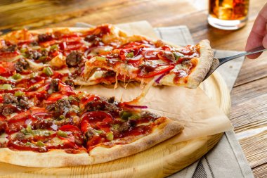 kaldırma Yüce Pizza dilimi 1 olarak skapula kaldırdı. Pizza dilimi çekildi el ile sıcak