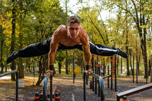 Homem de fitness fazendo exercícios estomacais — Fotografia de Stock