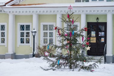 Fakir bir ülke, ölü süslemeleri sonra Noel ve yeni yıl Noel ağacı
